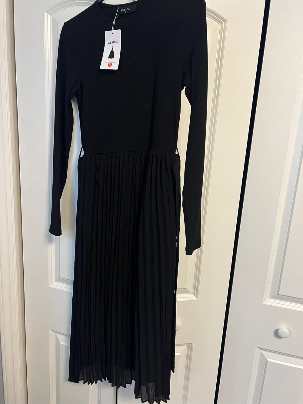 Zesica Black Long-Sleeve Pleated Midi Dress